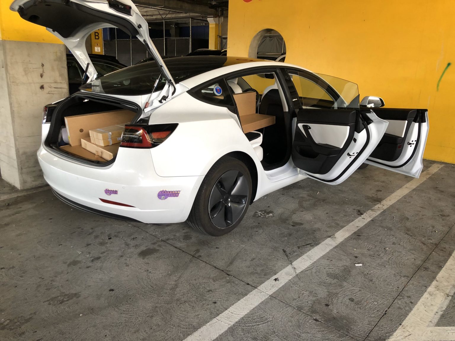 Tesla model x задние двери