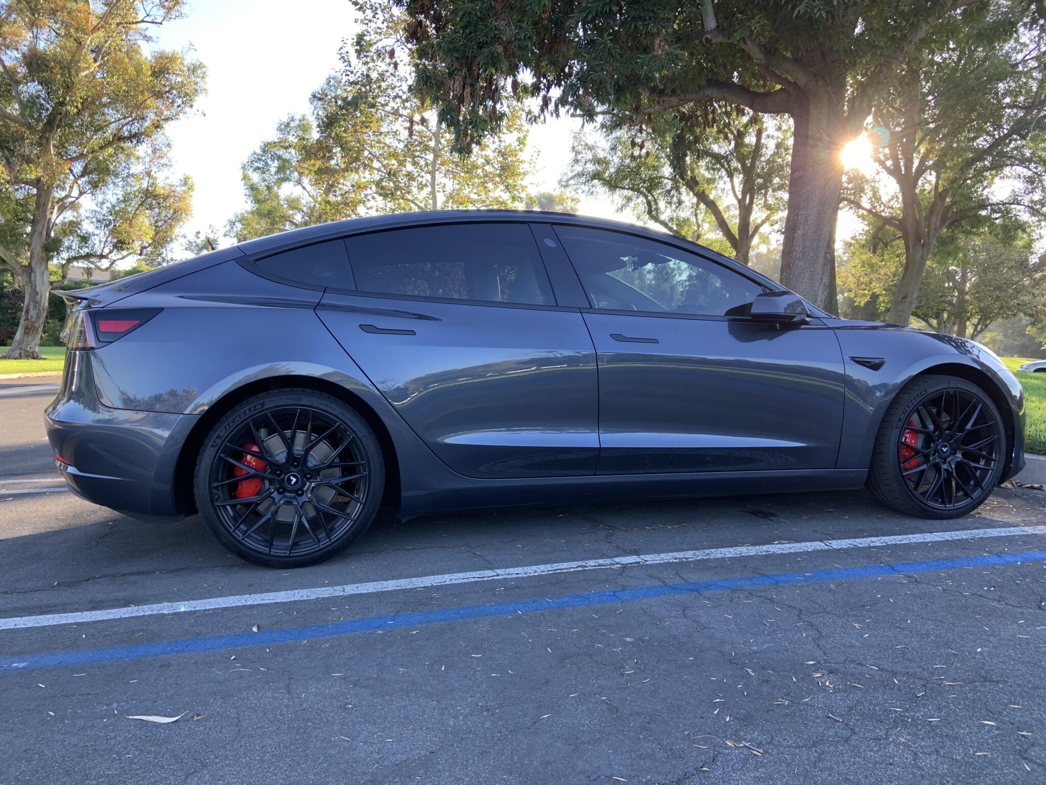 MSM Tesla Model 3 with aftermarket 20″ wheels, chrome delete, tinted ...